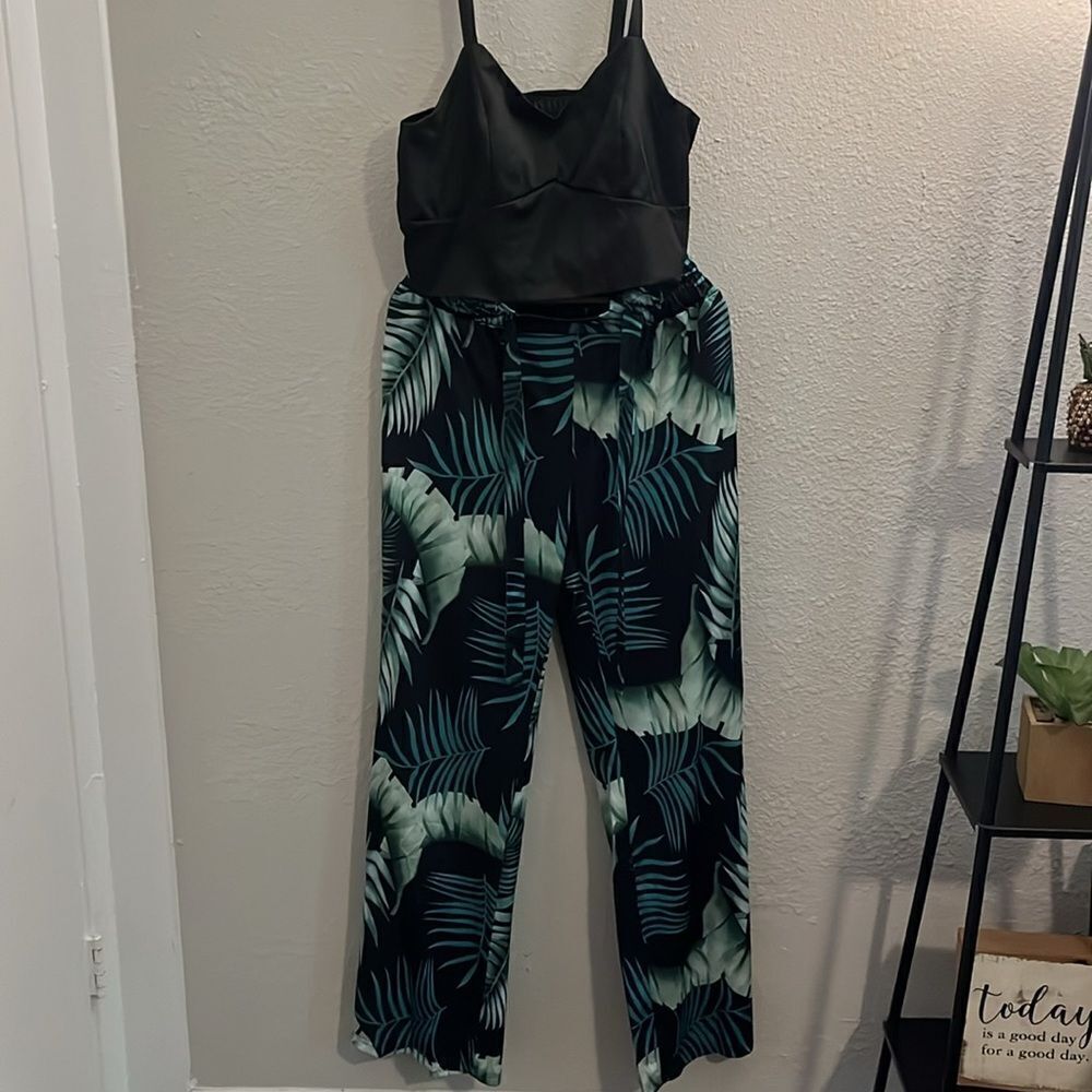 Two piece set, wide leg pants and crop top - Picture 8 of 10